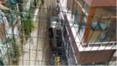 Devrilen otomobil, bina ile duvar arasında dik durdu: 2 yaralı Devrilen otomobil, bina ile duvar arasında dik durdu: 2 yaralı