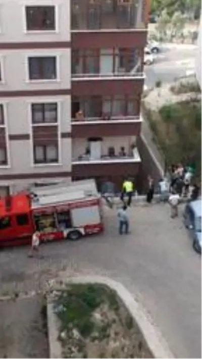 Devrilen otomobil, bina ile duvar arasında dik durdu: 2 yaralı Devrilen otomobil, bina ile duvar arasında dik durdu: 2 yaralı