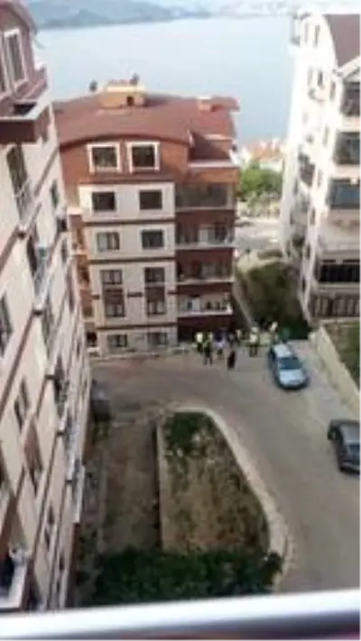 Devrilen otomobil, bina ile duvar arasında dik durdu: 2 yaralı Devrilen otomobil, bina ile duvar arasında dik durdu: 2 yaralı