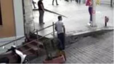 Dilenci, 'Oscarlık' bayılma performansı ile vatandaşları dolandırmaya kalktı Dilenci, 'Oscarlık' bayılma performansı ile vatandaşları dolandırmaya kalktı