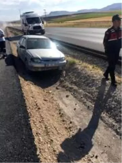 Direksiyon hakimiyeti kaybolan araç refüje girdi Direksiyon hakimiyeti kaybolan araç refüje girdi
