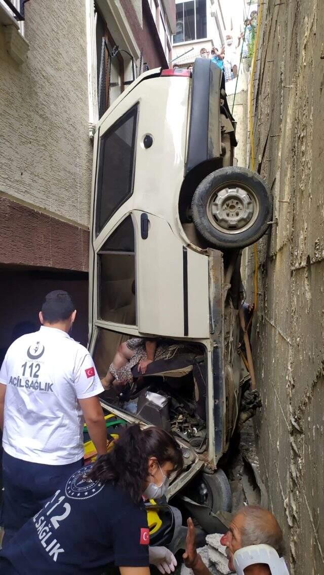 Duvarda asılı kalan aracın içindeki yararlılar güçlükle kurtarıldı Duvarda asılı kalan aracın içindeki yararlılar güçlükle kurtarıldı