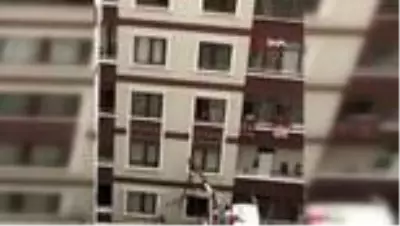Duvarda asılı kalan aracın içindeki yaralılar güçlükle kurtarıldı Duvarda asılı kalan aracın içindeki yaralılar güçlükle kurtarıldı