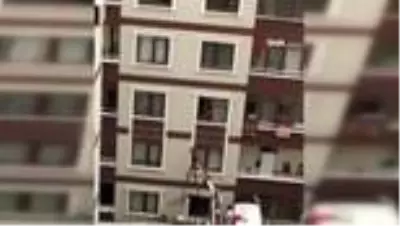 Duvarda asılı kalan aracın içindeki yaralılar güçlükle kurtarıldı Duvarda asılı kalan aracın içindeki yaralılar güçlükle kurtarıldı