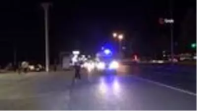 Düzce'de silahlı yaralama: 2 yaralı...Silahla yaralanan kadını hastaneye götürmek isteyen araç... Düzce'de silahlı yaralama: 2 yaralı...Silahla yaralanan kadını hastaneye götürmek isteyen araç...