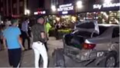 Düzce'de silahlı yaralama: 2 yaralı...Silahla yaralanan kadını hastaneye götürmek isteyen araç... Düzce'de silahlı yaralama: 2 yaralı...Silahla yaralanan kadını hastaneye götürmek isteyen araç...