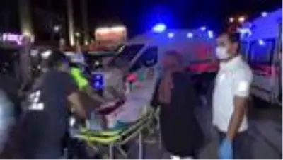 Düzce'de silahlı yaralama: 2 yaralı...Silahla yaralanan kadını hastaneye götürmek isteyen araç... Düzce'de silahlı yaralama: 2 yaralı...Silahla yaralanan kadını hastaneye götürmek isteyen araç...