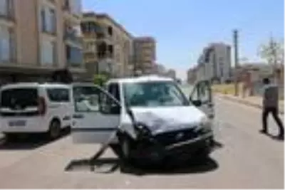 Ekip otosu, park halindeki araca çarptı: 2 polis yaralı Ekip otosu, park halindeki araca çarptı: 2 polis yaralı