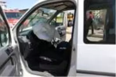 Ekip otosu, park halindeki araca çarptı: 2 polis yaralı Ekip otosu, park halindeki araca çarptı: 2 polis yaralı