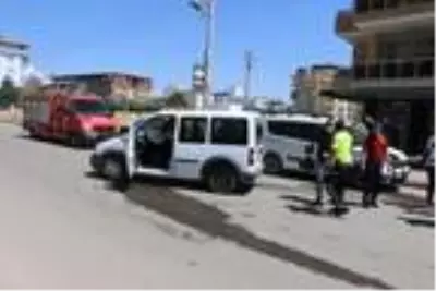 Ekip otosu, park halindeki araca çarptı: 2 polis yaralı Ekip otosu, park halindeki araca çarptı: 2 polis yaralı
