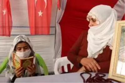 Son dakika haber... Evlat nöbetindeki Zümrüt Salim, HDP il binasında hafız oğlunun yolunu gözlüyor Son dakika haber... Evlat nöbetindeki Zümrüt Salim, HDP il binasında hafız oğlunun yolunu gözlüyor