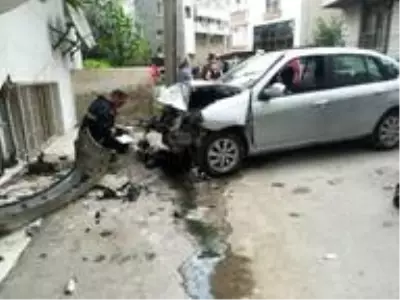 Son dakika haberi! Fren yerine gaza basınca daireye girdi Son dakika haberi! Fren yerine gaza basınca daireye girdi