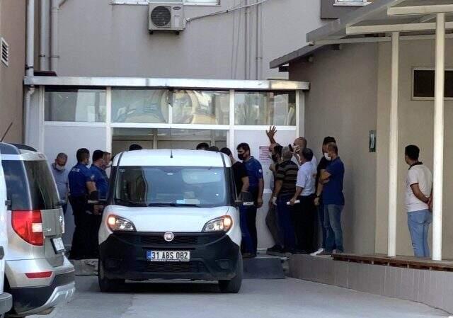 İskenderun'da cenazeler karıştı: Türk vatandaşın naaşı Suriyeli aile tarafından teslim alınınca gerginlik yaşandı İskenderun'da cenazeler karıştı: Türk vatandaşın naaşı Suriyeli aile tarafından teslim alınınca gerginlik yaşandı