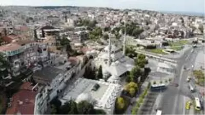 İstanbul'da 472 yıllık tarihi camide tepki çeken klima görüntüsü İstanbul'da 472 yıllık tarihi camide tepki çeken klima görüntüsü