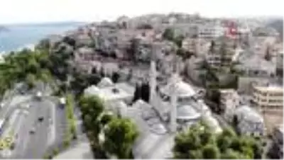 İstanbul'da 472 yıllık tarihi camiye takılan klimaya tepki yağdı İstanbul'da 472 yıllık tarihi camiye takılan klimaya tepki yağdı