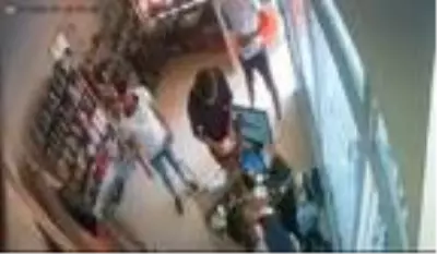 İzmir'de, 'tırnakçılık' yöntemiyle dolandırıcılık kamerada İzmir'de, 'tırnakçılık' yöntemiyle dolandırıcılık kamerada
