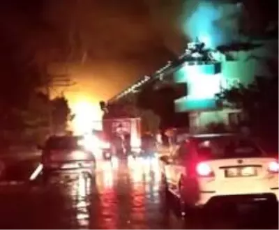 İzmir'de yıldırım düşen evde yangın çıktı İzmir'de yıldırım düşen evde yangın çıktı