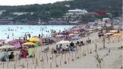 İZMİR Rüzgarlı havaya aldırış etmeden denize girdiler İZMİR Rüzgarlı havaya aldırış etmeden denize girdiler