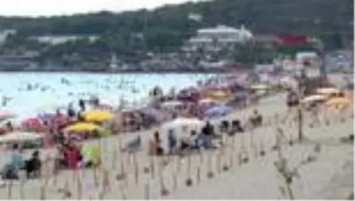 İZMİR Rüzgarlı havaya aldırış etmeden denize girdiler İZMİR Rüzgarlı havaya aldırış etmeden denize girdiler
