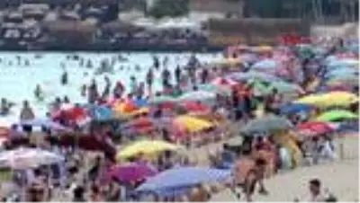İZMİR Rüzgarlı havaya aldırış etmeden denize girdiler