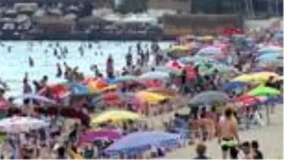 İZMİR Rüzgarlı havaya aldırış etmeden denize girdiler