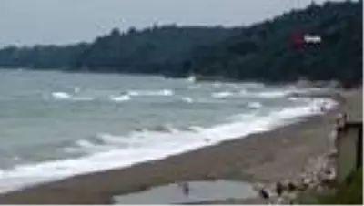 Karadeniz'de sahiller dalga nedeni ile boş kaldı Karadeniz'de sahiller dalga nedeni ile boş kaldı