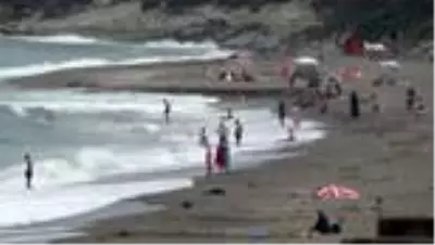 Karadeniz'de sahiller dalga nedeni ile boş kaldı Karadeniz'de sahiller dalga nedeni ile boş kaldı