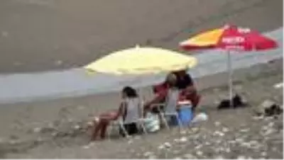 Karadeniz'de sahiller dalga nedeni ile boş kaldı Karadeniz'de sahiller dalga nedeni ile boş kaldı