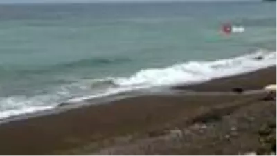 Karadeniz'de sahiller dalga nedeni ile boş kaldı Karadeniz'de sahiller dalga nedeni ile boş kaldı