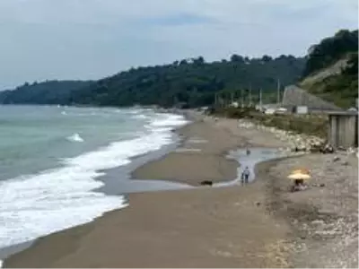 Karadeniz'de sahiller dalga nedeniyle boş kaldı Karadeniz'de sahiller dalga nedeniyle boş kaldı