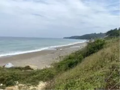 Karadeniz'de sahiller dalga nedeniyle boş kaldı Karadeniz'de sahiller dalga nedeniyle boş kaldı