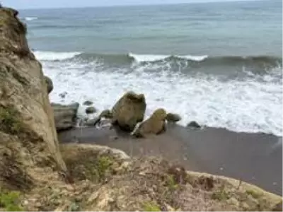 Karadeniz'de sahiller dalga nedeniyle boş kaldı Karadeniz'de sahiller dalga nedeniyle boş kaldı