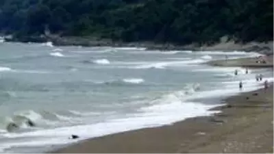 Karadeniz'de sahiller dalga nedeniyle boş kaldı Karadeniz'de sahiller dalga nedeniyle boş kaldı