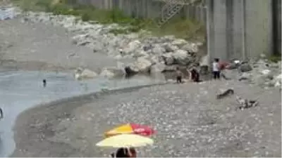 Karadeniz'de sahiller dalga nedeniyle boş kaldı Karadeniz'de sahiller dalga nedeniyle boş kaldı