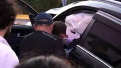 Kartal'da otomobil üst geçidin ayaklarına çarptı: 3 yaralı Kartal'da otomobil üst geçidin ayaklarına çarptı: 3 yaralı