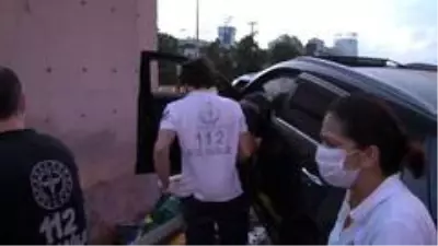 Kartal'da otomobil üst geçidin ayaklarına çarptı: 3 yaralı Kartal'da otomobil üst geçidin ayaklarına çarptı: 3 yaralı