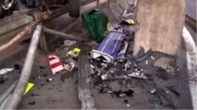 Kartal'da otomobil üst geçidin ayaklarına çarptı: 3 yaralı Kartal'da otomobil üst geçidin ayaklarına çarptı: 3 yaralı