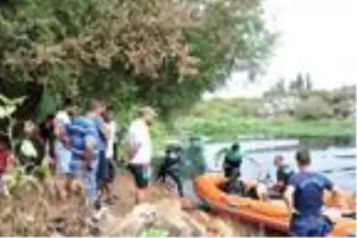 Kayıp genci arayan 2 deniz polisi ölümden döndü Kayıp genci arayan 2 deniz polisi ölümden döndü