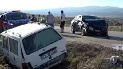 Kırıkkale'de iki otomobil çarpıştı: 5 yaralı Kırıkkale'de iki otomobil çarpıştı: 5 yaralı