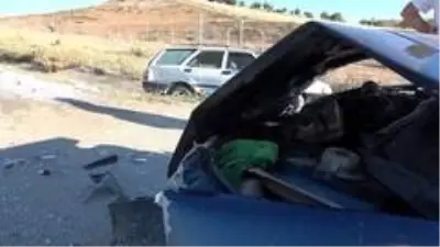Kırıkkale'de iki otomobil çarpıştı: 5 yaralı Kırıkkale'de iki otomobil çarpıştı: 5 yaralı