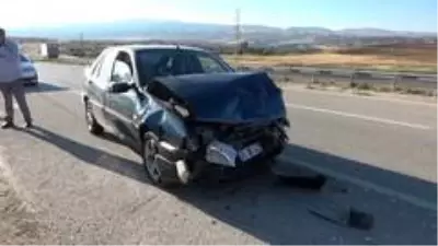 Kırıkkale'de iki otomobil çarpıştı: 5 yaralı Kırıkkale'de iki otomobil çarpıştı: 5 yaralı