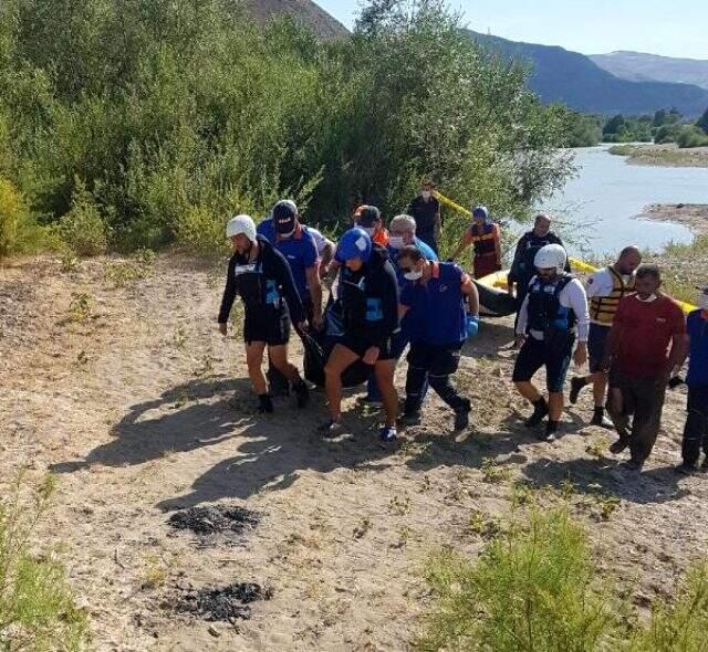 Kızılırmak'a giren baba ve 2 çocuğu boğularak hayatını kaybetti Kızılırmak'a giren baba ve 2 çocuğu boğularak hayatını kaybetti