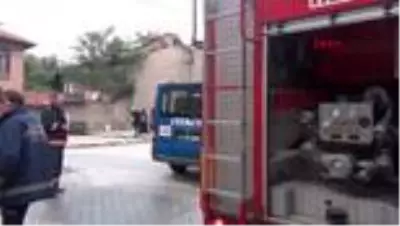 Kütahya'da 2 katlı ahşap ev yandı Kütahya'da 2 katlı ahşap ev yandı
