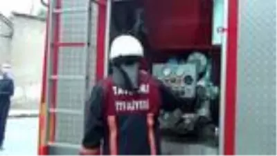 Kütahya'da 2 katlı ahşap ev yandı Kütahya'da 2 katlı ahşap ev yandı