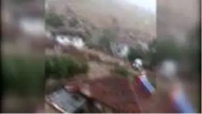 Kuvvetli yağış parke taşlarını yerinden söktü Kuvvetli yağış parke taşlarını yerinden söktü