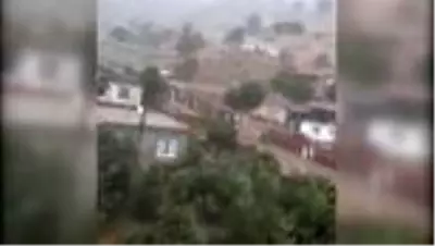 Kuvvetli yağış parke taşlarını yerinden söktü Kuvvetli yağış parke taşlarını yerinden söktü