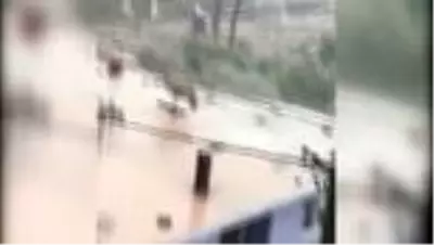 Kuvvetli yağış parke taşlarını yerinden söktü Kuvvetli yağış parke taşlarını yerinden söktü