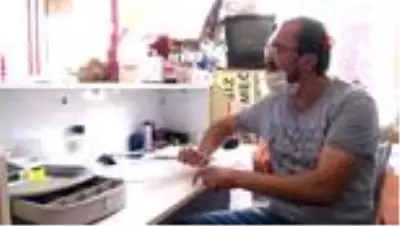 Müşterilerini yazdığı ve bestelediği şarkılarla karşılıyor Müşterilerini yazdığı ve bestelediği şarkılarla karşılıyor