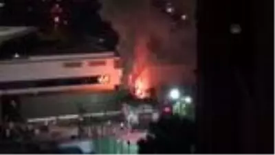Otel bahçesindeki düğün töreni, havai fişekten çıkan yangının söndürülmesinin ardından devam etti Otel bahçesindeki düğün töreni, havai fişekten çıkan yangının söndürülmesinin ardından devam etti