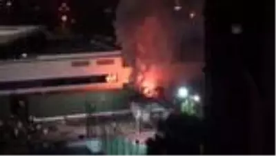 Otel bahçesindeki düğün töreni, havai fişekten çıkan yangının söndürülmesinin ardından devam etti Otel bahçesindeki düğün töreni, havai fişekten çıkan yangının söndürülmesinin ardından devam etti
